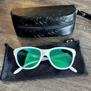 Oakley Hold Out Cat Eye Polished White/Jade Iridium